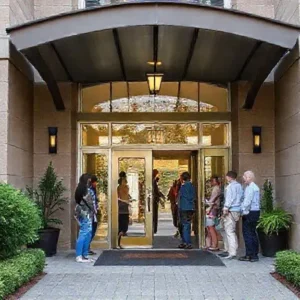 Como os serviços de portaria influenciam a rotina de um condomínio